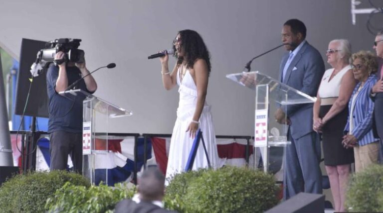 Hija de David Ortiz entona himno nacional de Estados Unidos en Cooperstown