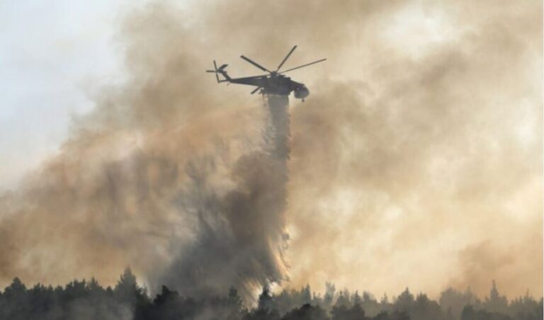 Tres desaparecidos tras estrellarse helicóptero que combatía incendio en Grecia