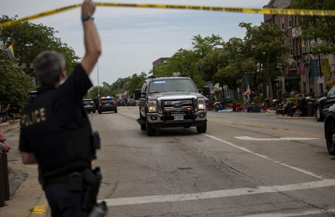 Huye armado el sospechoso de tiroteo que dejó 6 muertos y 24 heridos en desfile cerca de Chicago