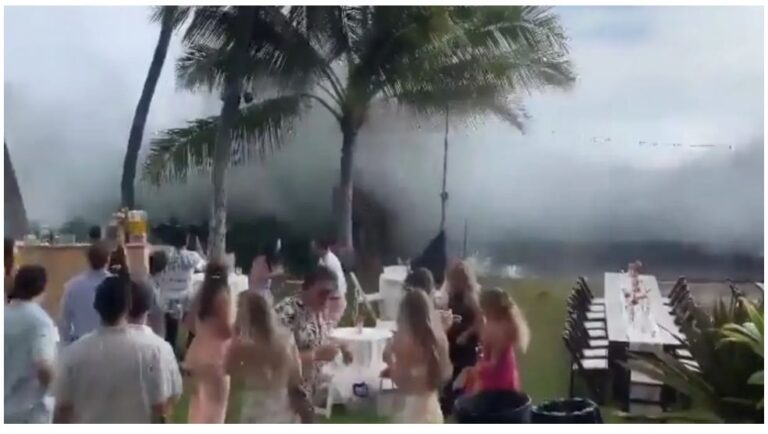 Oleaje en una boda en las costas de Hawaii que se hizo viral