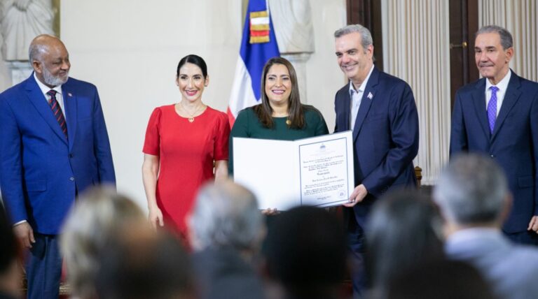 Presidente Abinader y Ministro Fulcar entregan Medalla a la Excelencia Magisterial 2022