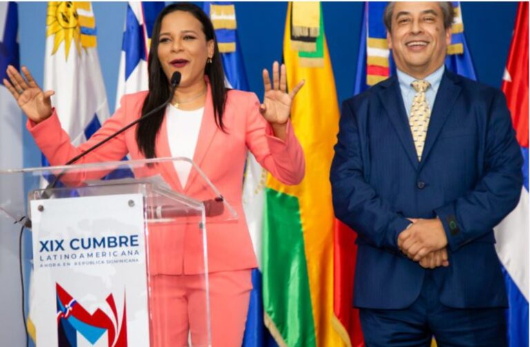 Colombia Alcántara recibe premio «Líder de opinión pública» en XlX Cumbre Latinoamericana