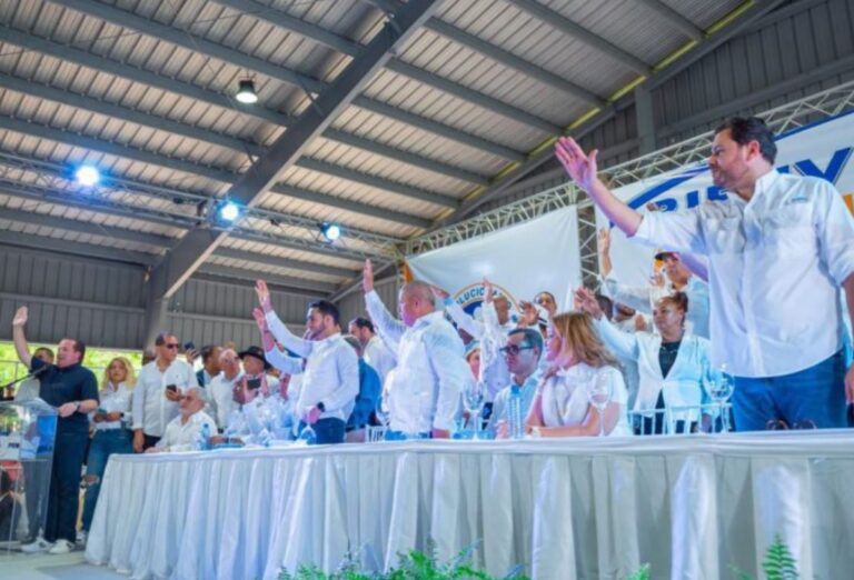 PRM juramenta a alcalde de Ocoa Aneudy Ortiz y otros dirigentes que dejaron el PRD y el PLD