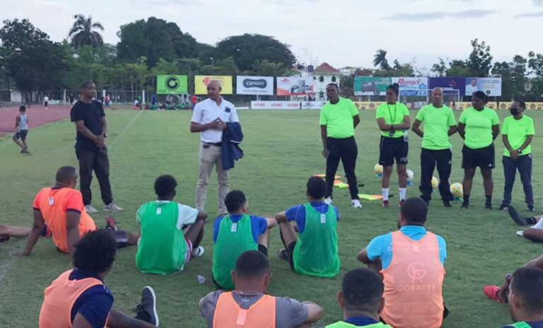 Fedofútbol realiza «Curso de Arbitraje» en La Vega como parte del proceso de captación de nuevos jueces