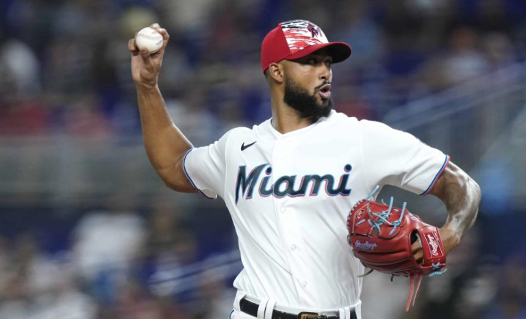 Dominicano Sandy Alcántara sigue dominante en victoria ante los Angelinos