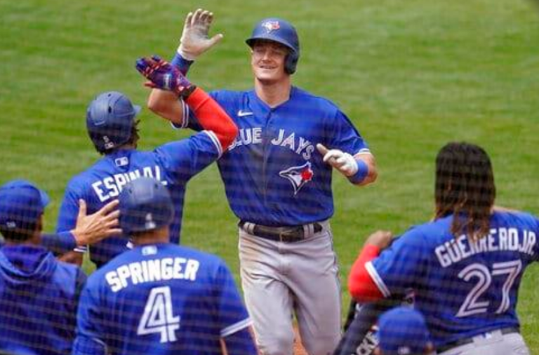 Toronto salen del mal paso al vencer a Oakland