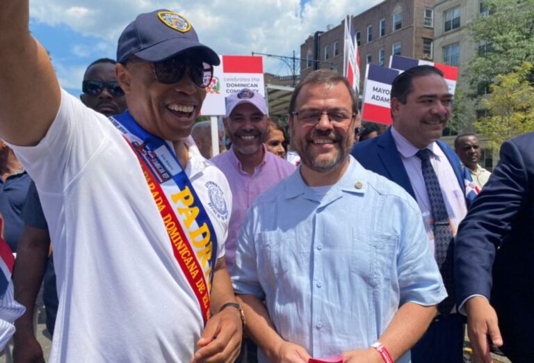 Alcalde de NY Eric Adams y el senador Luis Sepúlveda marchan con los dominicanos en el Bronx