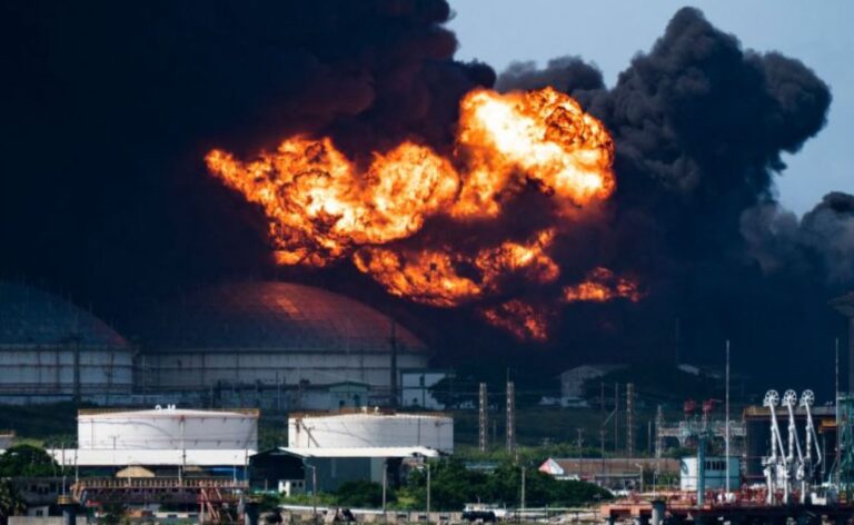 Bomberos contienen las llamas del primer depósito en el incendio del puerto petrolero de Cuba