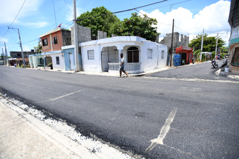Presidente Abinader y ministro de Obras Públicas encabezaron  asfaltado a calles de Sabana Grande de Palenque
