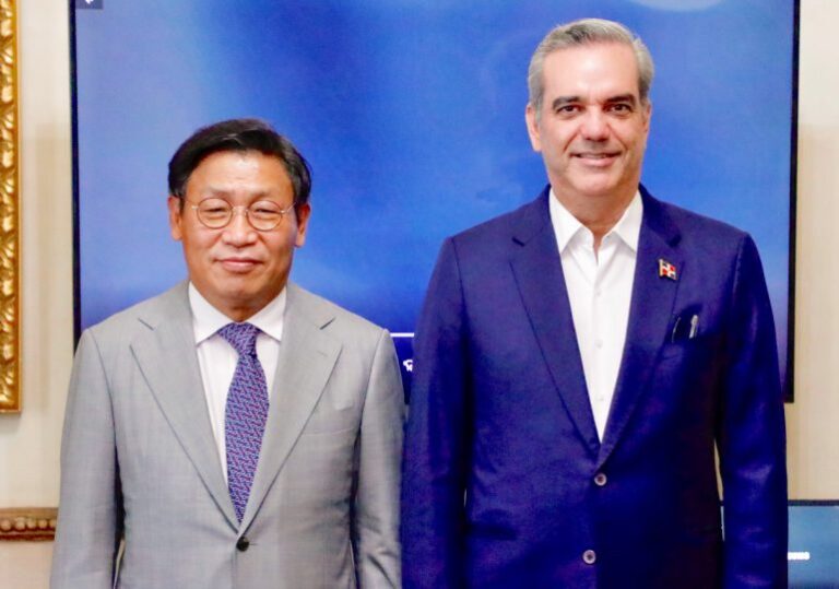 Abinader se reúne con el jefe global de electrodomésticos digitales de Samsung en su visita a RD