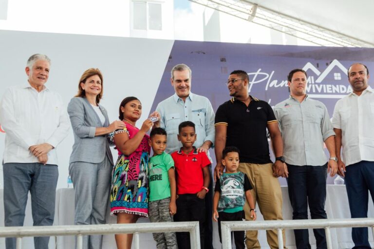 Presidente Abinader y Ministro Bonilla entregan 50 apartamentos en “Mi Vivienda la Barranquita”