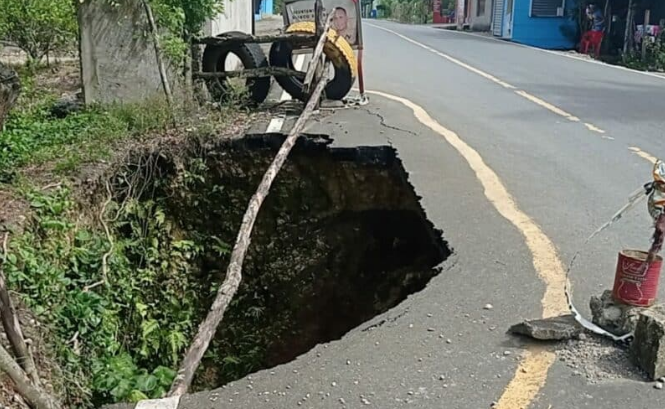 Obras públicas inicia reparación de derrumbes en carretera Tenares- Gaspar Hernández