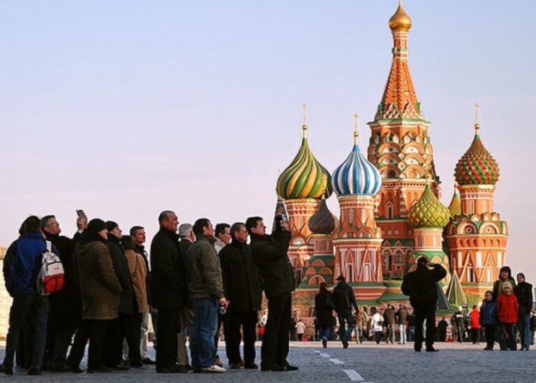 Flujo de turistas extranjeros a Rusia cae 25 veces en comparación con 2019