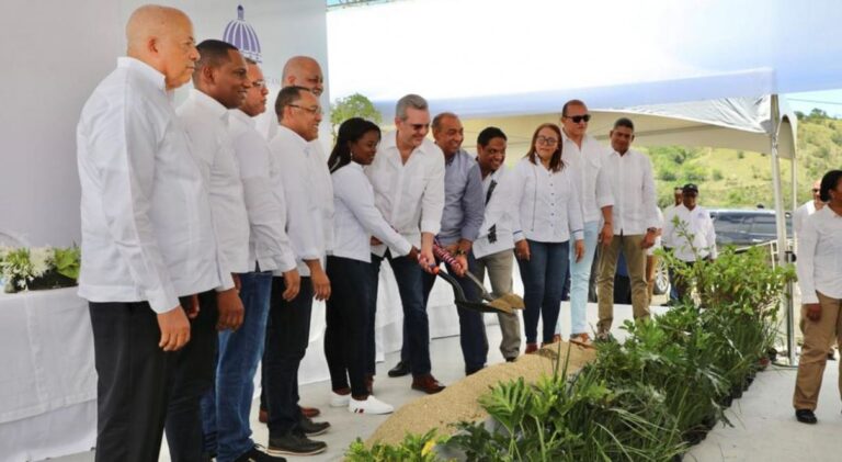 Presidente Abinader da primer palazo para inicio de la construcción de la carretera El Cercado – Hondo Valle – Juan Santiago