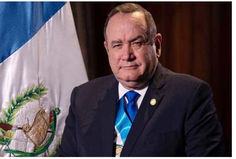 Presidente de Guatemala sale ileso de un ataque a tiros a su comitiva