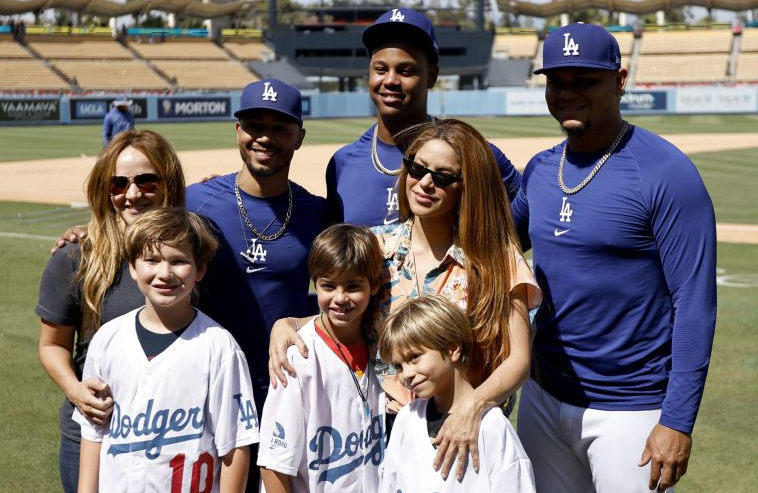 Shakira asiste al estadio de los Dodgers con sus hijos