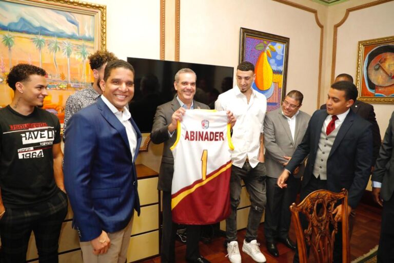 Presidente Abinader recibe a basketbolista dominicano Chris Duarte en Palacio Nacional