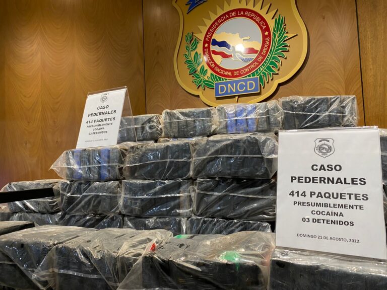 Atrapan tres a bordo de lancha con 414 paquetes presumiblemente cocaína
