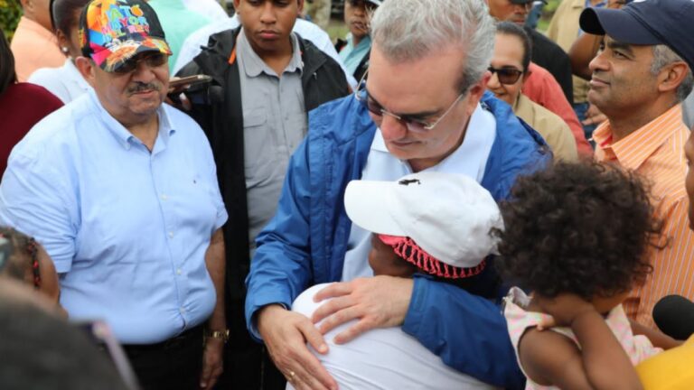 Presidente Abinader brinda apoyo a familias afectadas por huracán Fiona en El Seibo y Hato Mayor; instruye a funcionarios trabajar con rapidez