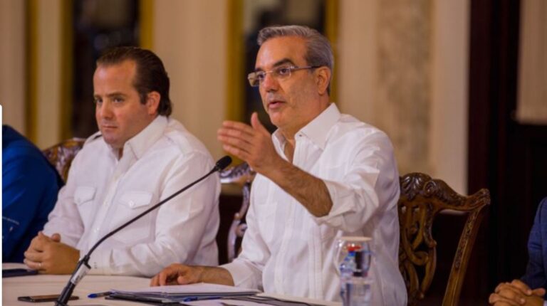 Presidente Luis Abinader agradece trabajo del personal y voluntario de la Defensa Civil