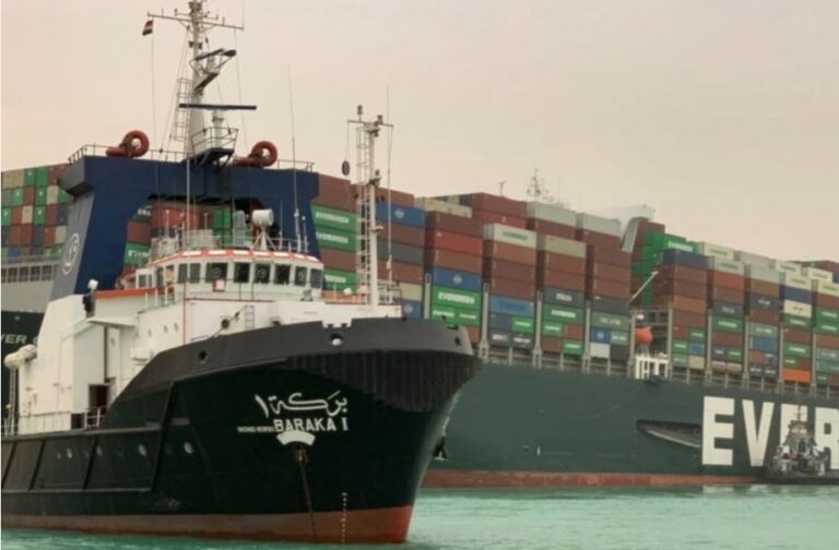 Gigantesco petrolero bloqueó el Canal de Suez por una avería