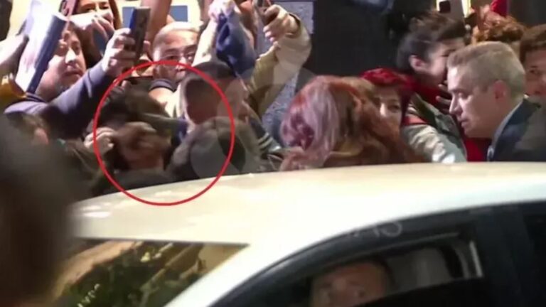 Un hombre apunta con una pistola a Cristina Fernández cuando llegaba a su casa