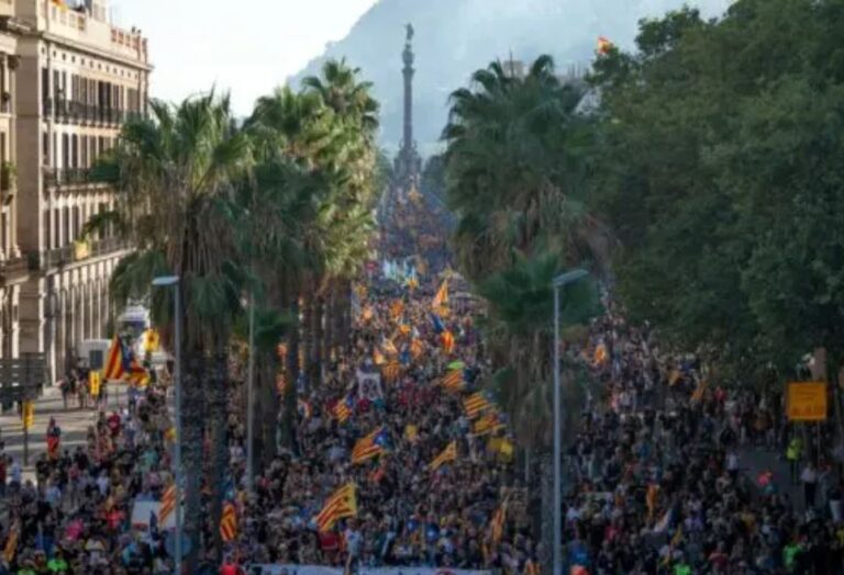 Catalanes marchan a favor independencia