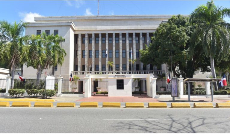 Ministerio de Educación informa que la docencia inicia este lunes 26 en la región Este y Samaná