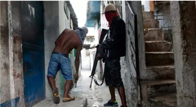 Al menos tres policías muertos por una banda armada en Haití
