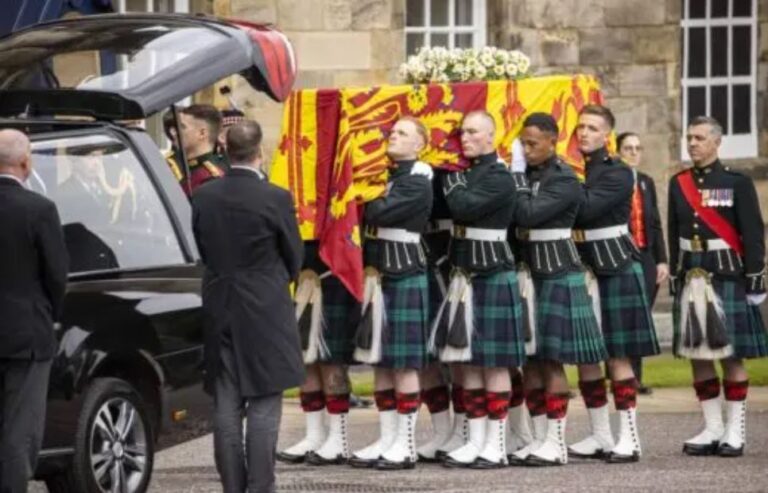 El ataúd de la reina Isabel II recorre Escocia