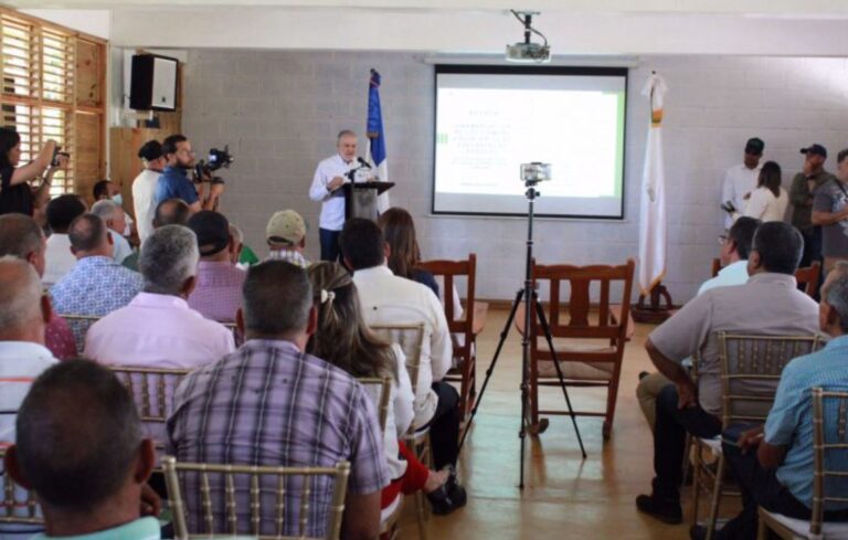 Ministro de Medio Ambiente juramenta Comités de Vigilantes de Bosques de la Cordillera Central