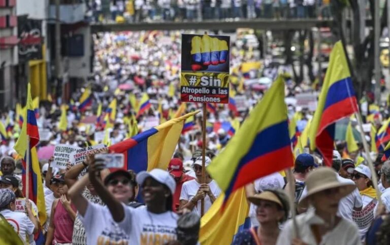 Miles protestan en Colombia contra el gobierno izquierdista de Petro