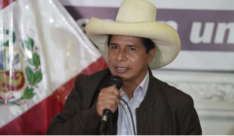 Presidente de Perú declara ante la Fiscalía por presunto plagio de su tesis
