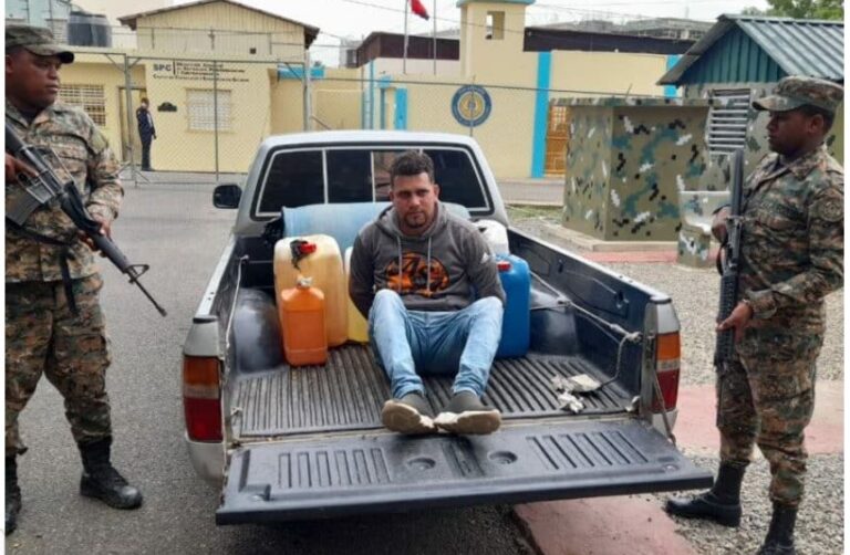 Ejército detiene una persona con 90 galones de gasolina en Don Miguel Dajabón