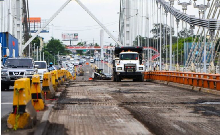 Obras Públicas informa trabajos de reparación de las juntas en el puente Duarte están en un 80%