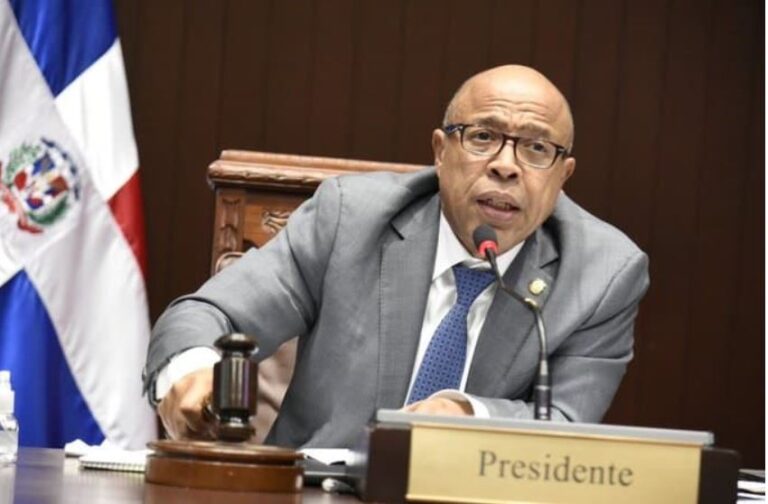 Presidente de la Cámara de Diputados reacciona ante maltrato del ministro de Educación sobre comisión de diputados
