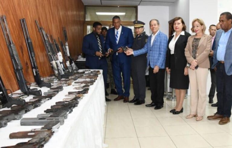 Interior y Policía recibe 152 armas ilegales incautadas como pruebas de delito en Santo Domingo Este