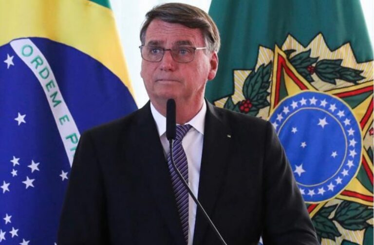 Bolsonaro dice que Brasil elige entre «primer mundo» y la «escoria comunista»