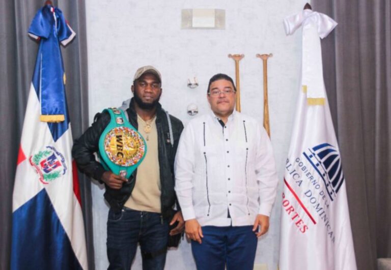 Ministro Camacho recibe a Carlos Adames, campeón mundial de boxeo