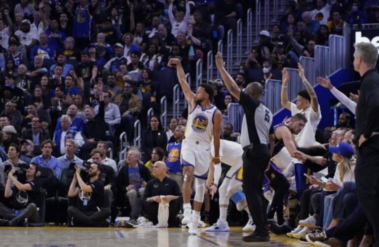 Warriors inician defensa de título, aplastan a los Lakers