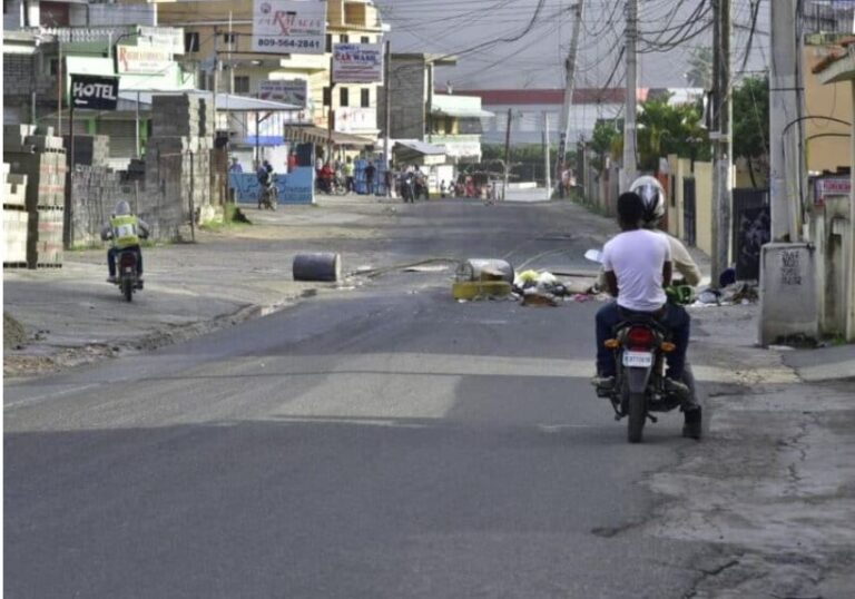 Decenas de familias protestan en Pantoja para evitar desalojo