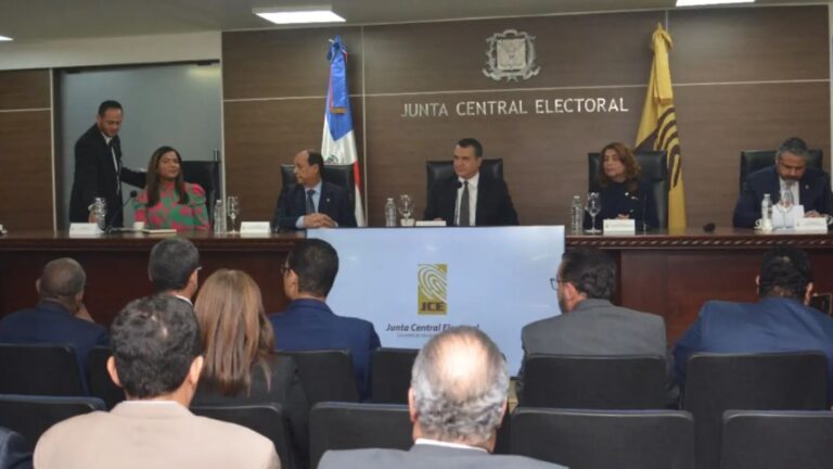 Pleno de la JCE entrega a organizaciones políticas propuesta-compromiso por la integridad electoral de cara a comicios de 2024