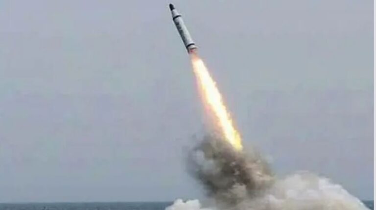 Norcorea lanza misil balístico; vuela por encima de Japón