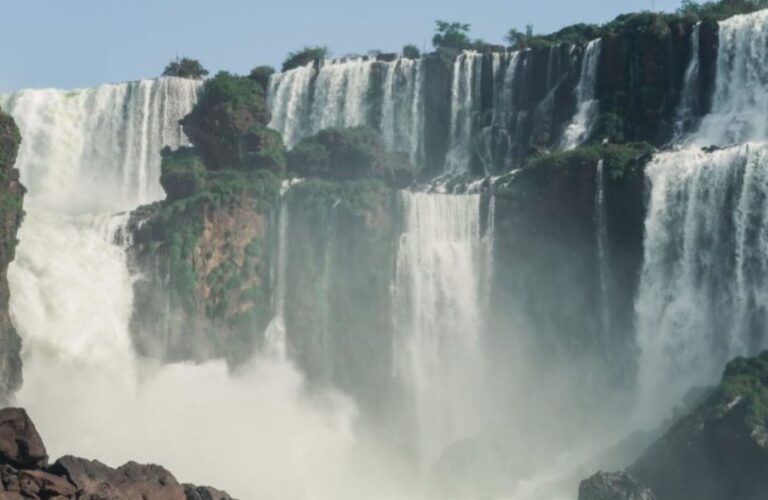 Turista sube a una baranda de protección y cae por las cataratas del Iguazú en Argentina