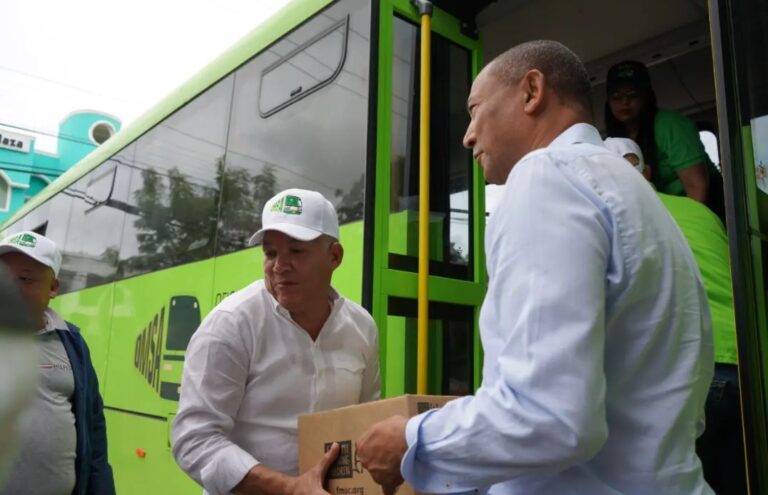 Director y colaboradores OMSA entregan ayuda a afectados por huracán Fiona en El Seibo