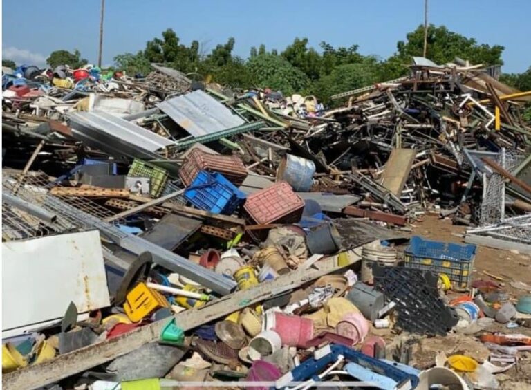 Piden en Dajabón cierre de metalera tras considerarla un peligro por materiales traído desde Haití