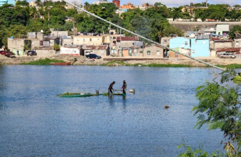 Medio Ambiente da seguimiento a trabajos de reciclaje de embarcaciones sumergidas en río Ozama