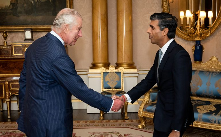 Rishi Sunak es nombrado primer ministro británico por el rey Carlos III