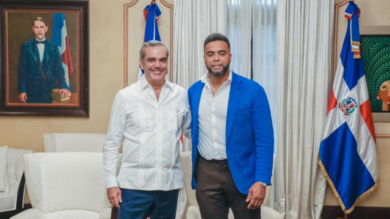 Presidente Luis Abinader recibe en el Palacio Nacional a Nelson Cruz