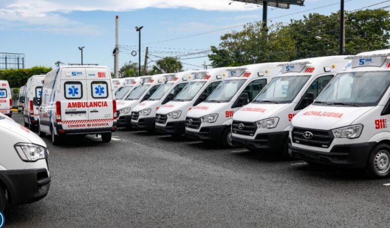 Sistema 911 entrega 33 nuevas ambulancias al SNS para fortalecer las atenciones a emergencias prehospitalarias